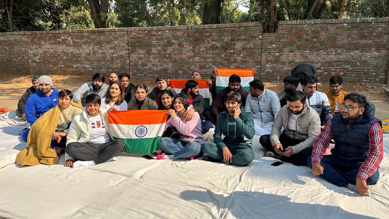 భారత రెజ్లర్ల సమ్మె విరమణ.. బ్రిజ్ భూషణ్‌పై విచారణకు కేంద్రం ఆదేశాలు..